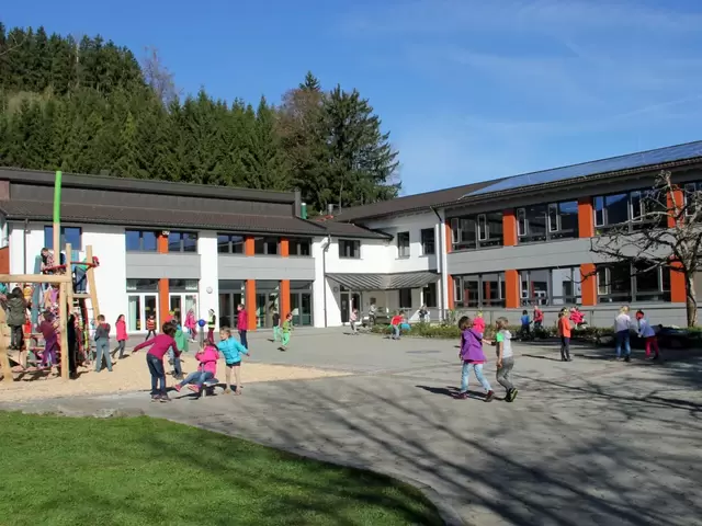 Kinder spielen im Schulhof der Grundschule in Stein