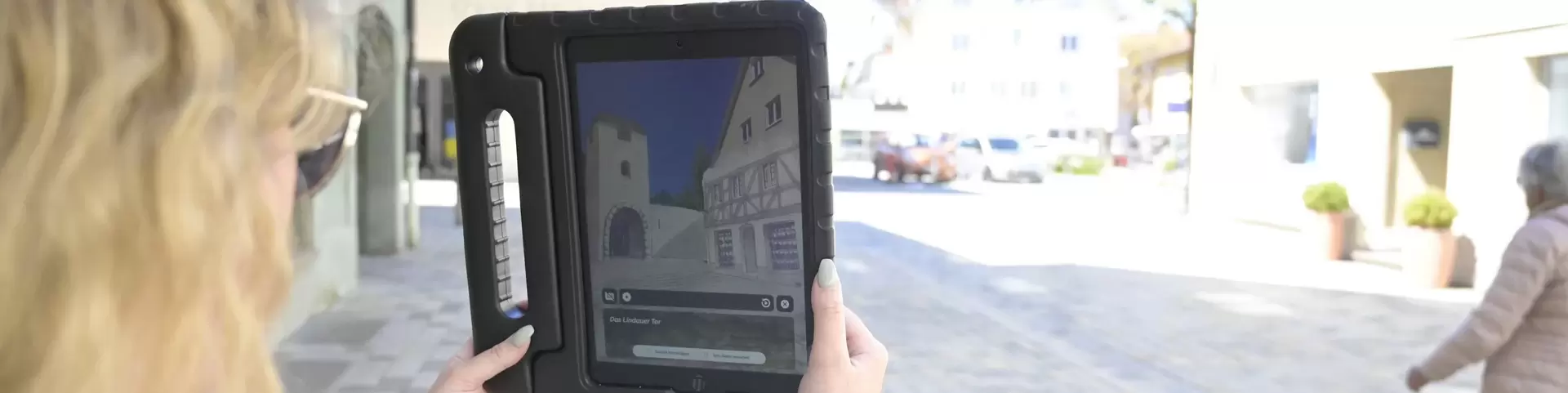 Eine Frau nutzt die Museo App auf einem Tablet